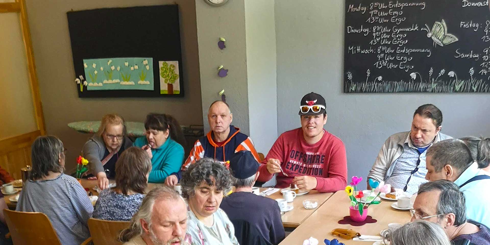 Menschen trinken gemeinsam Kaffee
