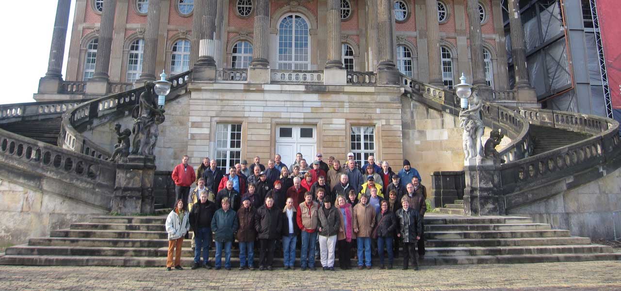 Verein: Menschgruppe auf den Treppen vor einem historischen Gebäude