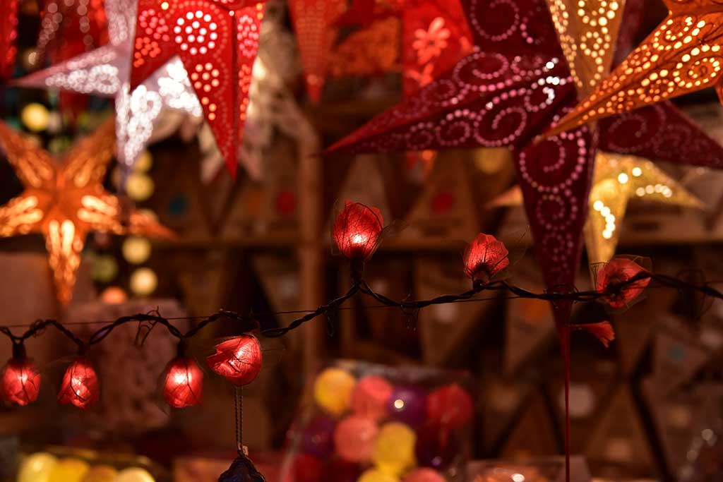 Herrnhuter Sterne vor abendlicher Weihnachstbeleuchtung © G37G/Pixabay