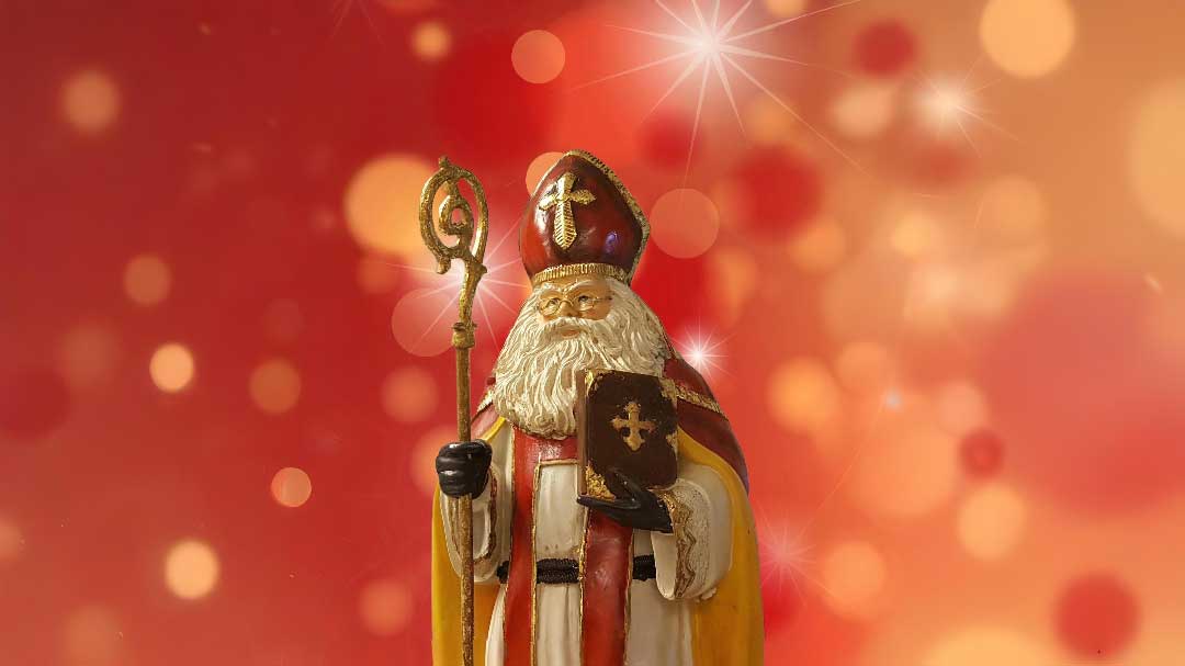 Nikolausfigur vor weihnachtlichem Lichterglanz © Aline Dassel/Pixabay